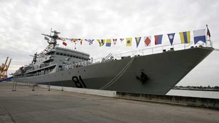 Chinese navy ship (CNS) Zhenghe arrives at the Bangkok Port, Thailand, Nov. 10, 2008. CNS Zhenghe entered the Bangkok Port on Monday morning starting its four-day official visit to the Thai capital. CNS Zhenghe was put into service in 1987 and had visited the United States, Thailand, Bangladesh, Pakistan, India and Russia. 