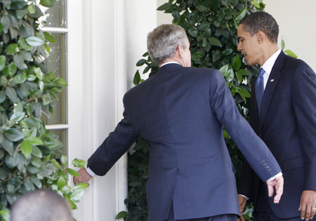 US President George W. Bush takes President-elect Barack Obama into the Oval Office during a visit to the White House in Washington, November 10, 2008. [Agencies] 