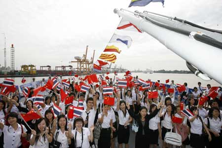 Chinese students studying in Thailand visit Chinese navy ship (CNS) Zhenghe at the Bangkok Port, Thailand, Nov. 10, 2008.