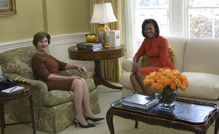 US first lady Laura Bush (L) and Michelle Obama, wife of President-elect Barack Obama, sit in the private residence of the White House after the president-elect and Mrs. Obama arrived for a visit in Washington, November 10, 2008.[Agencies]