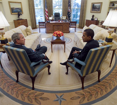 US President George W. Bush and President-elect Barack Obama meet in the Oval Office of the White House, November 10, 2008. [Agencies]