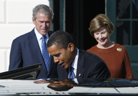 US President George W. Bush and first lady Laura Bush watch President-elect Barack Obama and wife Michelle (not shown) arriving for a visit at the White House in Washington, November 10, 2008. [Agencies] 