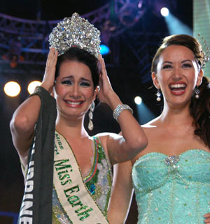 Miss Philippines Karla Henry and Miss Earth 2007 Jessica Nicole Trisko pose for a photo during the Miss Earth 2008 beauty pageant in Angeles City of Pampanga, north of Manila, the Philippines, November 9, 2008. Eight-five beauties from all over the world attended the contest and Miss Philippines Karla Henry won the title of Miss Earth. [Xinhua]