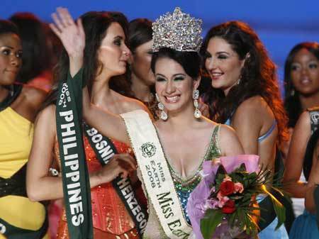 Miss Philippines Karla Henry (C), 22, waves to her supporters after winning the Miss Earth 2008 beauty pageant at the Expo amphitheatre in Clark air base in Pampanga, north of Manila November 9, 2008. 