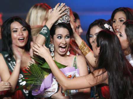 Miss Philippines Karla Henry (C), 22, is congratulated by other beauty contestants after winning the Miss Earth 2008 beauty pageant at the Expo amphitheatre in Clark air base in Pampanga, north of Manila November 9, 2008. 