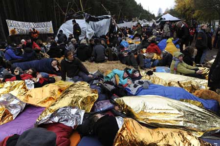 Anti-nuclear protesters camp in front of Germany's interim nuclear waste storage facility in the northern German village of Gorleben November 10, 2008.