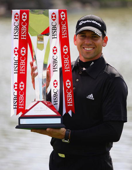 Sergio Garcia  poses with his trophy [Sina.com.cn]