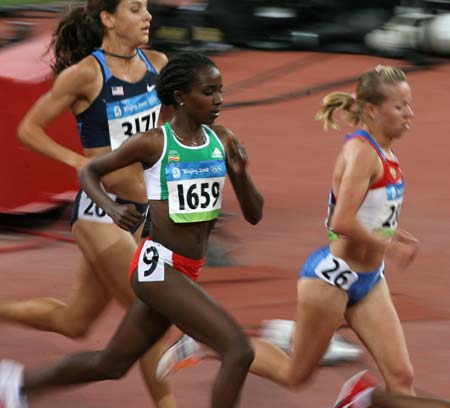 Tirunesh Dibaba (C) of Ethiopia competes in the final of women's 10,000 meters at the National Stadium, also known as the Bird's Nest, at the Beijing 2008 Olympic Games in Beijing, China, Aug. 15, 2008. Tirunesh Dibaba claimed the title of the event with a time of 29 mins 54.66 secs. [Xinhua] 