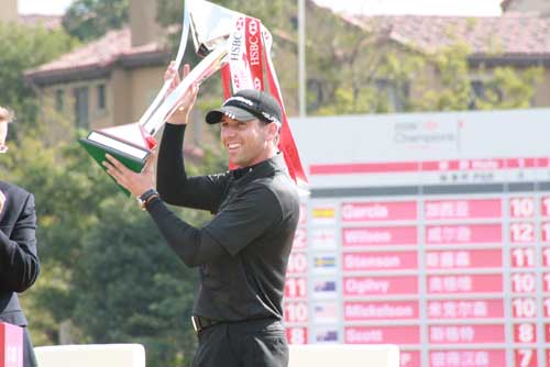 Sergio Garcia holds the HSBC Champions Trophy aloft, having beaten Oliver Wilson in a dramatic two-hole playoff for the title. [China.org.cn]