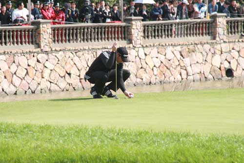 Garcia lines up what would prove to be the title-winning birdie putt on the second playoff hole. [China.org.cn]