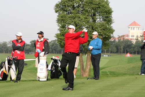 Scott Hend performs an elaborate rain-dance on the tee at 14. It worked great on the weather, but didn't do much for his tee shot... [David Ferguson/China.org.cn]