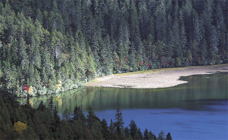 Turquoise-blue waters and pristine, evergreen forests make Potatso National Park, in Yunnan Province, a magnet for tourists from home and abroad.