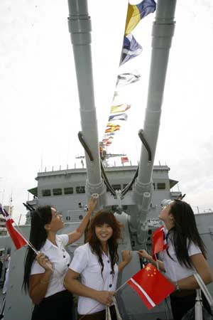 Chinese students studying in Thailand look at the cannon as they pay a visit to Chinese navy ship (CNS) Zhenghe at the Bangkok Port, Thailand, Nov. 10, 2008. 