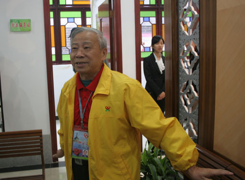 Chen Jieyu, a 72-year-old volunteer of both the senior citizen and the family volunteer group, introduces their work at the Fengyuan Street residential area service centre in Guangzhou on Monday, November 10th, 2008. 