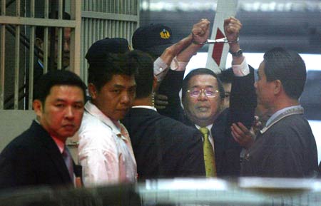 Former Taiwan leader Chen Shui-bian raises his handcuffed hands before being taken to Taipei district court in Taipei, southeast China's Taiwan Province, Nov. 11, 2008. [Xinhua]