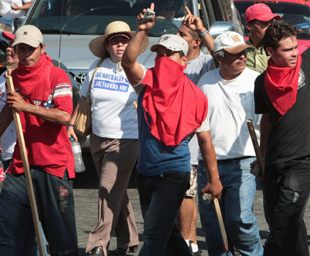 Nicaraguan people take part in a demonstration to support opposition candidate Eduardo Montealegre who rejected municipal poll results announced by the Electoral Supreme Council (CSE) in Managua, capital of Nicaragua, on Nov. 10, 2008.