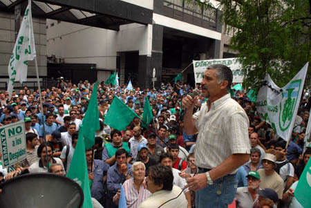 Members of labor unions demonstrate in front of the building of the labor department in Buenos Aires, capital of Argentina, Nov. 10, 2008. Demonstrators urged the government to take measures against bankruptcies and umemployment in the global financial crisis. [Xinhua]