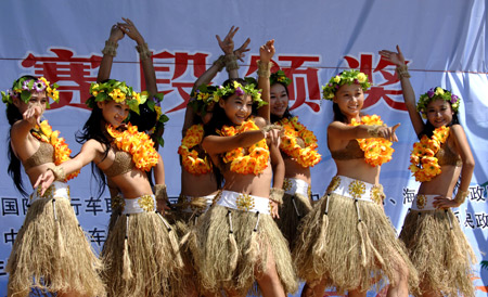 Dancers perform at the opening ceremony of the 2008 International Road Cycling Race around Hainan Island in Sanya of south China's Hainan Province, Nov. 11, 2008. [Xinhua]