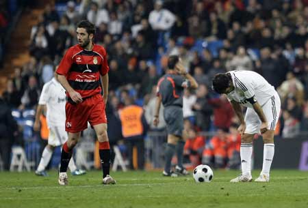 Real Madrid's Raul (R) reacts during their Spanish King's Cup soccer match against Real Union Club at the Santiago Bernabeu stadium in Madrid Nov. 11, 2008. [Xinhua/Reuters] 
