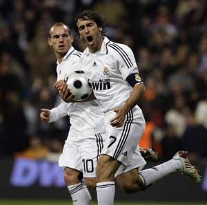 Real Madrid's Raul (R)celebrates his second goal during their Spanish King's Cup soccer match against Real Union Club at the Santiago Bernabeu stadium in Madrid Nov. 11, 2008. [Xinhua/Reuters]