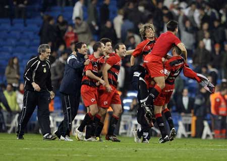 Real Union's players celebrate after winning the King's Cup soccer match against Real Madrid at the Santiago Bernabeu stadium in Madrid Nov. 11, 2008. [Xinhua/Reuters]