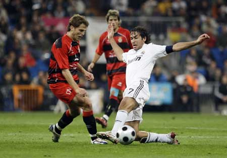 Real Madrid's Raul Gonzalez (in white) fights for the ball with Real Union's Berruet during their Spanish King's Cup soccer match at the Santiago Bernabeu stadium in Madrid Nov. 11, 2008. [Xinhua/Reuters]