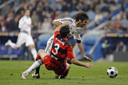 Real Madrid's Raul Gonzalez (in white) fights for the ball with Real Union's Gurrutxaga during their King's Cup soccer match at the Santiago Bernabeu stadium in Madrid Nov. 11, 2008. [Xinhua/Reuters]