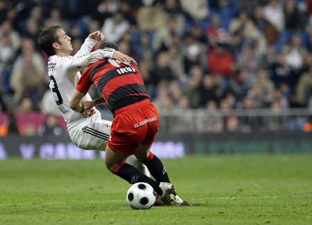 Real Madrid's Rafael Van Der Vaart (in white) fights for the ball with Real Union's Eneko Romo during their Spanish King's Cup soccer match at the Santiago Bernabeu stadium in Madrid Nov. 11, 2008. [Xinhua/Reuters] 