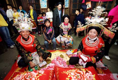 Bride Zhao Minlian (R, front) and bridegroom Li Youqing have a rest on their ethical wedding in Tonglian Township of Yao ethnic group in Rongshui County, southwest China's Guangxi Zhuang Autonomous Region, Nov. 9, 2008. 