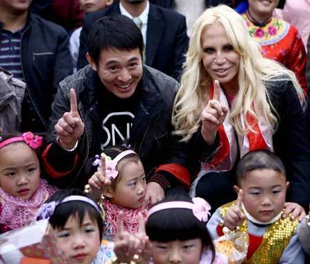 Italian designer Donatella Versace (back, R) and Chinese actor Jet Li pose for photo with quake-affected children at the Versace-One Foundation children center at Sanjiang, Wenchuan county, southwest China's Sichuan Province, Nov. 11, 2008.
