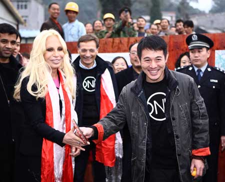 Italian designer Donatella Versace (R) and Chinese actor Jet Li prepare to play table tennis with quake-affected children at the Versace-One Foundation children center at Sanjiang, Wenchuan county, southwest China's Sichuan Province, Nov. 11, 2008. 