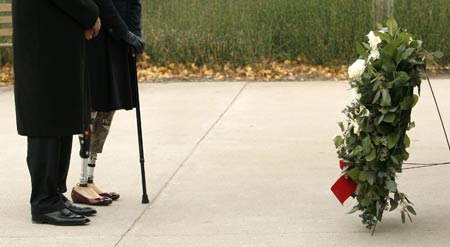 U.S. President-elect Barack Obama and paraplegic Iraq war veteran Tammy Duckworth place a wreath at a veterans memorial in Chicago Nov. 11, 2008. 