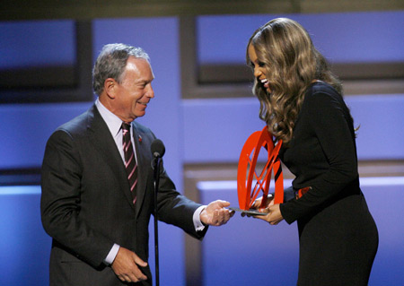 Actress and model Tyra Banks accepts a Glamour Woman of the Year award from New York Mayor Michael Bloomberg and Glamour magazine in New York Nov. 10, 2008. [Xinhua]