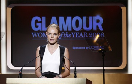 Actress Kate Bosworth presents a Glamour Woman of the Year award from Glamour magazine in New York Nov. 10, 2008. [Xinhua]