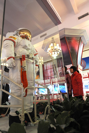 People visit the domestically-made Feitian space suit specially designed for extravehicular activity (EVA) during an exhibition featuring the Shenzhou VII manned space flight at the Military Museum of the Chinese People's Revolution in Beijing, capital of China, Nov. 11, 2008.