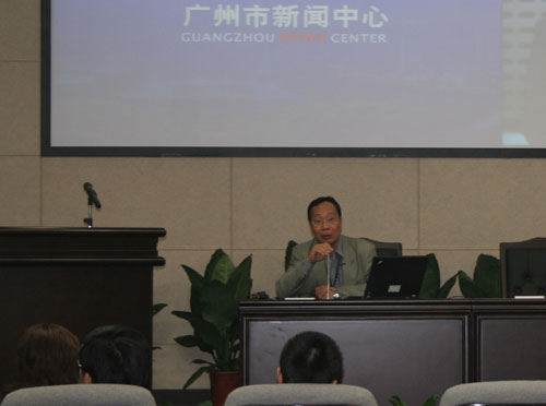 Liang Yongqiang, an official with the service centre, introduces to reporters their News Centre, located at the government affairs service centre in Guangzhou on Tuesday, November 11th, 2008. [Photo: CRIENGLISH.com]