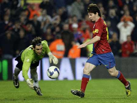 Barcelona's Lionel Messi (R) scores against Benidorm goalkeeper Caballero during their Spanish King's Cup soccer match at the Nou Camp stadium in Barcelona November 12, 2008. [Xinhua/Reuters]