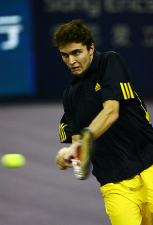 Gilles Simon of France returns the ball against Andy Murray of Great Britain during the men's singles competition at Tennis Masters Cup Shanghai, 2008, in Shanghai, east China, Nov. 12, 2008.