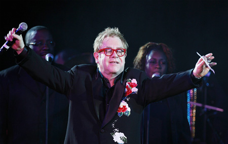 Singer Elton John performs during a benefit for the Elton John AIDS foundation in New York November 11, 2008. 