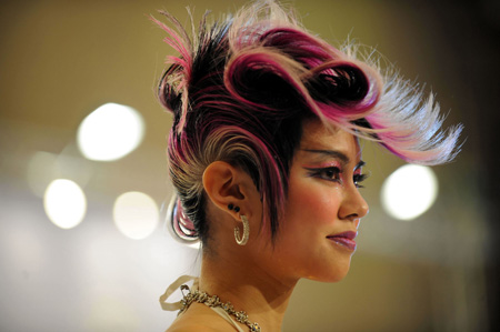 A model displays the new hairstyle by Hong Kong hairstylist during the 13th Cosmoprof Asia at the Hong Kong Convention and Exhibition Center in Hong Kong, south China, Nov. 12, 2008. 