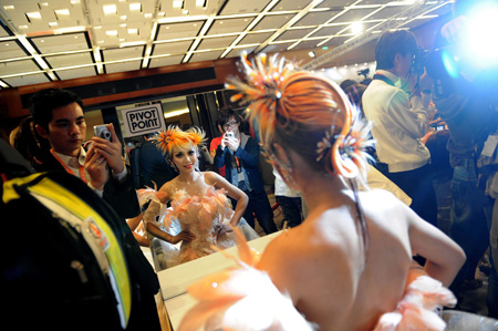 A model displays the new hairstyle by Hong Kong hairstylist during the 13th Cosmoprof Asia at the Hong Kong Convention and Exhibition Center in Hong Kong, south China, Nov. 12, 2008. 