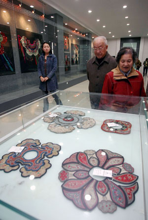 Citizens visit the Han Costume Museum in Jiangnan University of Wuxi City, east China's Jiangsu Province, Nov. 11, 2008. 
