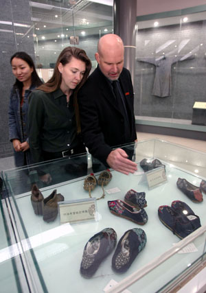 Two foreign teachers visit the Han Costume Museum in Jiangnan University of Wuxi City, east China's Jiangsu Province, Nov. 11, 2008.[