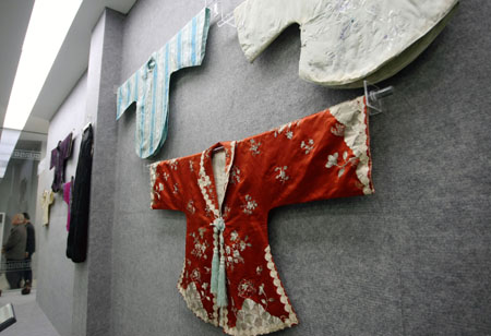 Photo taken on Nov. 11, 2008 shows the Han costumes exhibited in the Han Costume Museum in Jiangnan University of Wuxi City, east China's Jiangsu Province.