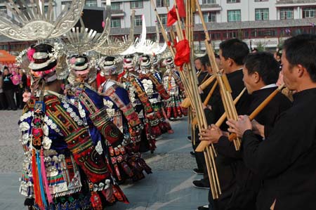 Local villagers perform in the folk dance contest held in Leishan County, southwest China's Guizhou Province, Nov. 11, 2008. [Xinhua/Qiao Qiming]
