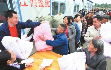 More than 4 million yuan, 4 million garments and 770,000 quilts had been donated to Sichuan Pprovince as of early November. Another 2.8 million quilts and 2.9 million garments will be donated nationwide.
