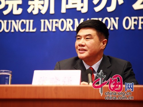 Zhang Xiaoqiang, Deputy Director of the National Development and Reform Commission, briefs the media on the medium and long-term plans for food safety in Beijing on November 13th, 2008. [Photo: china.com.cn] 