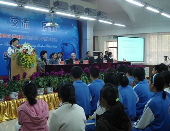 A student welcomes Nobel Laureate Professor Ivar Giaever to Beijing Sanfan Middle School on the afternoon of November 11, 2008.