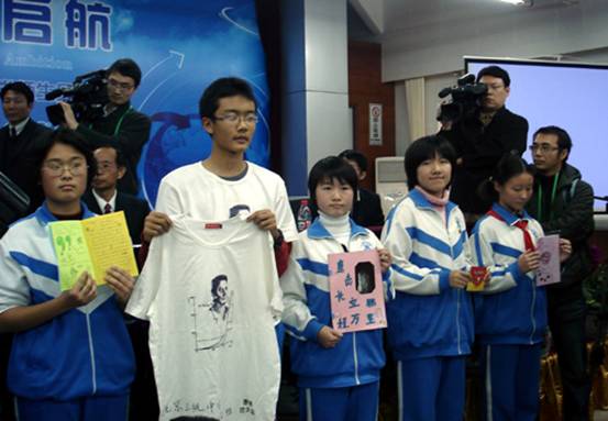 Students from Beijing Sanfan Middle School display gifts they have made for Nobel Laureate Professor Ivar Giaever. 