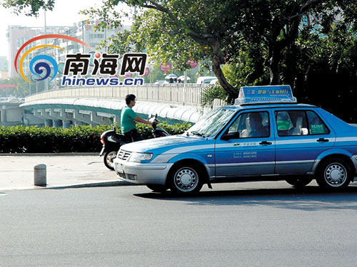 Cabbies in Sanya rally demanding gov't action, strike in 4th day